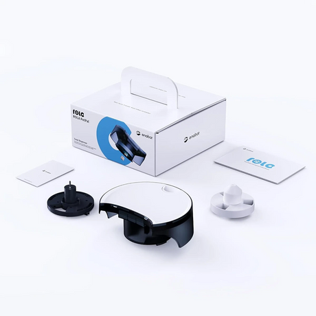 Ein weißer und schwarzer ENABOT Staubsaugerroboter mit Zubehör, Handbuch, Markenbox und dem ENABOT Enabot ROLA PetPal Leckerlie Modul für das Haustiertraining auf weißem Hintergrund.