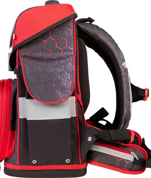 Seitenansicht des School-Mood Timeless Schulranzen-Set 7-teilig "Mika" von School-Mood in Schwarz und Rot, mit Sechseckmuster und mehreren Fächern.