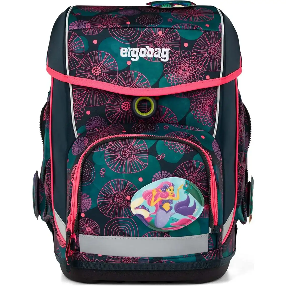 Der ergobag Cubo Set (2025) KorallBär von ergobag ist ein farbenfroher, ergonomischer Schulrucksack mit floralem Muster und einem Meerjungfrauen-Aufnäher auf der Vordertasche, der Komfort und Stil vereint.
