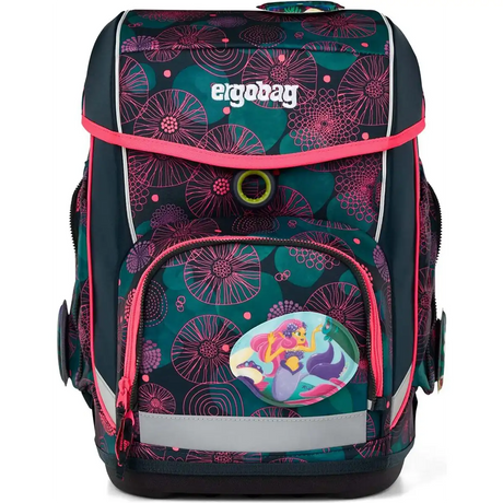 Der ergobag Cubo Set (2025) KorallBär von ergobag ist ein farbenfroher, ergonomischer Schulrucksack mit floralem Muster und einem Meerjungfrauen-Aufnäher auf der Vordertasche, der Komfort und Stil vereint.