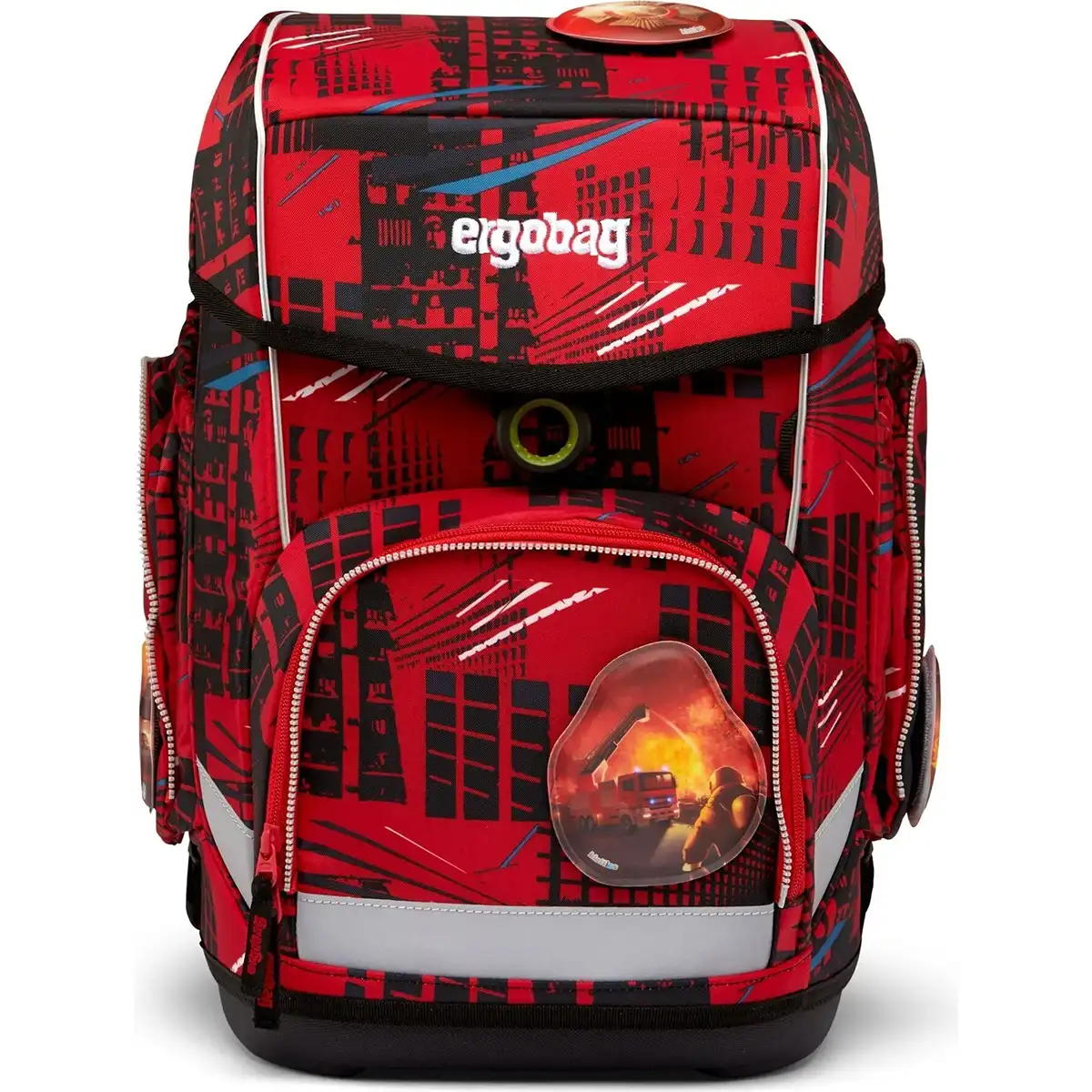 Das ergobag Cubo "AlarmBärreitschaft" Schulranzen-Set 5-teilig von ergobag ist ein roter Schulranzen mit schwarzen Mustern, Reflexstreifen und einem Feuerwehrabzeichen - ergonomisch geformt für Sicherheit und Komfort.