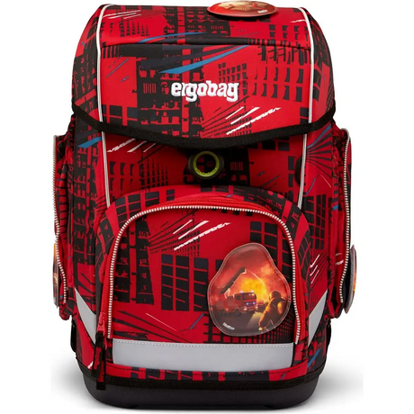 Das ergobag Cubo "AlarmBärreitschaft" Schulranzen-Set 5-teilig von ergobag ist ein roter Schulranzen mit schwarzen Mustern, Reflexstreifen und einem Feuerwehrabzeichen - ergonomisch geformt für Sicherheit und Komfort.
