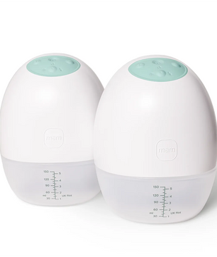 Zwei weiße und mintfarbene Babyflaschen mit Messmarkierungen sitzen nebeneinander auf weißem Grund - ideal für die MAM Move Hands-free Doppelmilchpumpe - weiß von MAM, perfekt für bequemes, freihändiges Abpumpen.