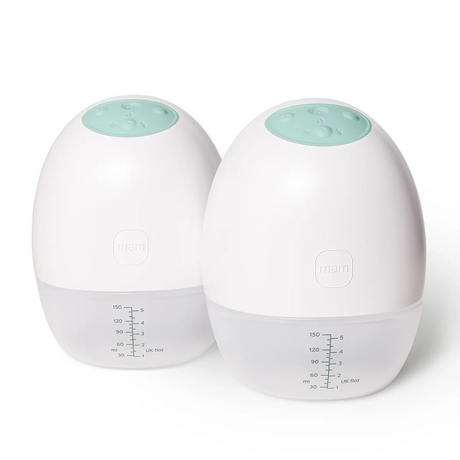 Zwei weiße und mintfarbene Babyflaschen mit Messmarkierungen sitzen nebeneinander auf weißem Grund - ideal für die MAM Move Hands-free Doppelmilchpumpe - weiß von MAM, perfekt für bequemes, freihändiges Abpumpen.