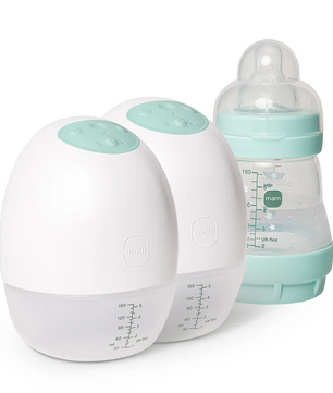 Zwei weiße MAM Move Hands-free Doppelmilchpumpe Behälter sitzen neben einer klaren Babyflasche mit mintgrünen Akzenten, ideal für freihändiges Abpumpen dank ihres kabellosen Designs von MAM.