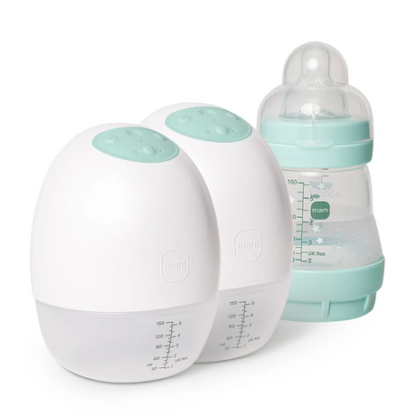 Zwei weiße MAM Move Hands-free Doppelmilchpumpe Behälter sitzen neben einer klaren Babyflasche mit mintgrünen Akzenten, ideal für freihändiges Abpumpen dank ihres kabellosen Designs von MAM.