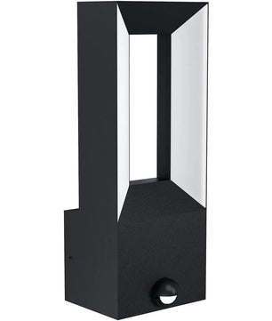 Die EGLO RIFORANO LED-Außenwandleuchte in elegantem Schwarz von EGLO verfügt über einen modernen, rechteckigen, offenen Rahmen, wobei sowohl der Bewegungsmelder als auch der Dämmerungssensor praktischerweise unten in der Mitte angebracht sind, um für mehr Sicherheit und optimale Energieeffizienz zu sorgen.