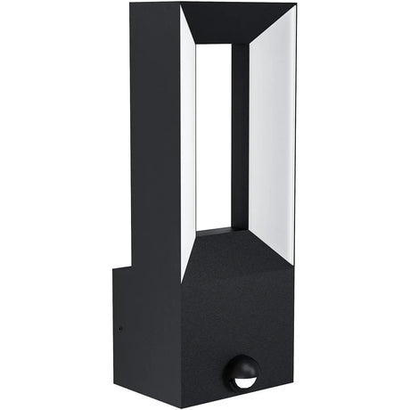 Die EGLO RIFORANO LED-Außenwandleuchte in elegantem Schwarz von EGLO verfügt über einen modernen, rechteckigen, offenen Rahmen, wobei sowohl der Bewegungsmelder als auch der Dämmerungssensor praktischerweise unten in der Mitte angebracht sind, um für mehr Sicherheit und optimale Energieeffizienz zu sorgen.