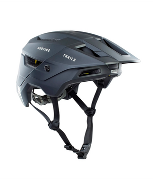 Der ION Traze Amp Fahrradhelm in Größe S, grau, verfügt über ein Visier, Belüftungsschlitze und verstellbare Kinnriemen mit Fidlock-Magnetverschluss; hier in der Seitenansicht.