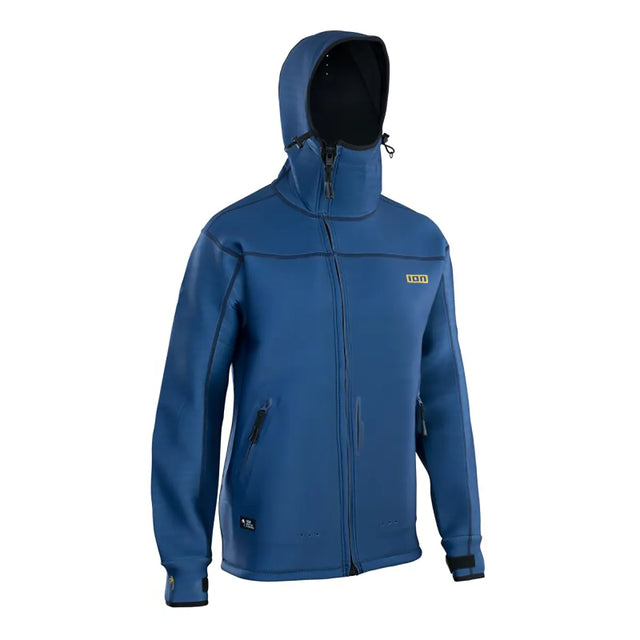 Die ION Water Neo Shelter Amp Jacket in Blau von ION hat schwarze Akzente, Fronttaschen und ein ION-Logo auf der Brust, hier an einer Schaufensterpuppe.