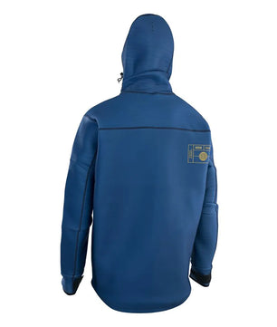 Person, die eine ION Water Neo Shelter Amp Jacke in blau trägt, von hinten gesehen, mit einem kleinen Aufnäher auf der oberen rechten Seite.