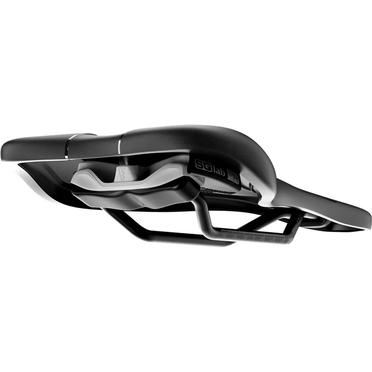 Der SQlab 612 Ergowave active Sattel in schwarz hat schwarze Schienen und ist perfekt für den Einsatz auf dem MTB oder Rennrad.