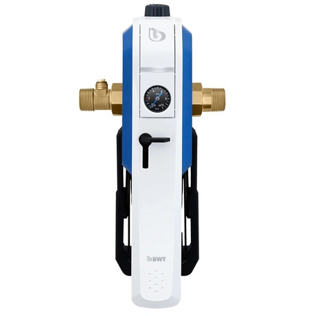 Der BWT E1 Einhebelfilter 1" HWS mit Druckminderer – weiß von btw ist ein weiß-blaues Wasserfiltergerät, das auf beiden Seiten mit Messing-Rohranschlüssen und einem Manometer ausgestattet ist (Ansicht von vorne). Dieser innovative Trinkwasserfilter verfügt über einen integrierten Druckminderer, der für eine optimale Druckregelung sorgt.