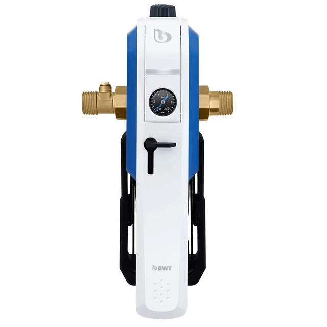 Der BWT E1 Einhebelfilter 1" HWS mit Druckminderer – weiß von btw ist ein weiß-blaues Wasserfiltergerät, das auf beiden Seiten mit Messing-Rohranschlüssen und einem Manometer ausgestattet ist (Ansicht von vorne). Dieser innovative Trinkwasserfilter verfügt über einen integrierten Druckminderer, der für eine optimale Druckregelung sorgt.