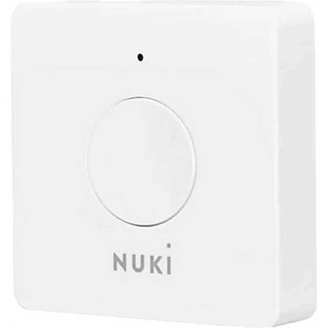 Der NUKI Opener – smarte Zutrittslösung – weiß ist ein weißes Smart-Home-Gerät mit einer zentralen Taste und einer dezenten Kontrollleuchte über dem Logo, ideal für die sichere Zugangskontrolle in Ihrem Zuhause. Dieses Gerät lässt sich mühelos in Ihre bestehende Gegensprechanlage integrieren und ist vollständig kompatibel mit anderen NUKI-Produkten, darunter auch dem Nuki Opener, und ermöglicht so nahtlose Smart-Entry-Lösungen.