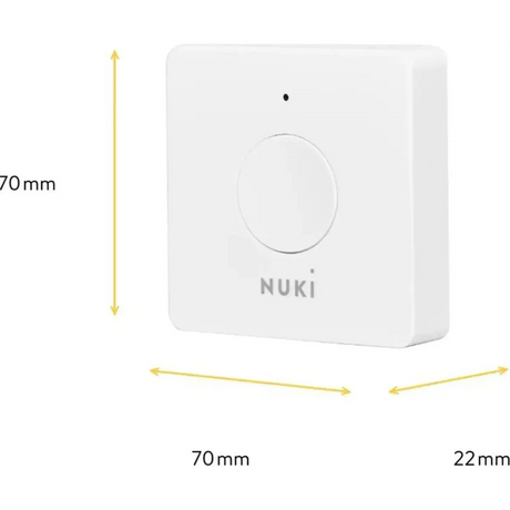 Die weiße „Nuki Opener“ Smart-Zutrittslösung von NUKI ist ein quadratisches Gerät mit den Maßen 70 mm × 70 mm × 22 mm und einem runden Knopf in der Mitte – konzipiert für die nahtlose Integration in Ihre Gegensprechanlage und damit für einen bequemen und sicheren Zugang.