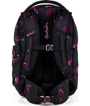 Der Satch Match Schulrucksack "Mystic Nights" von Satch ist schwarz mit lila und pinken Blumenmuster, hat ergonomisch gepolsterte Träger und Schnallen, ist erweiterbar und von hinten zu sehen.
