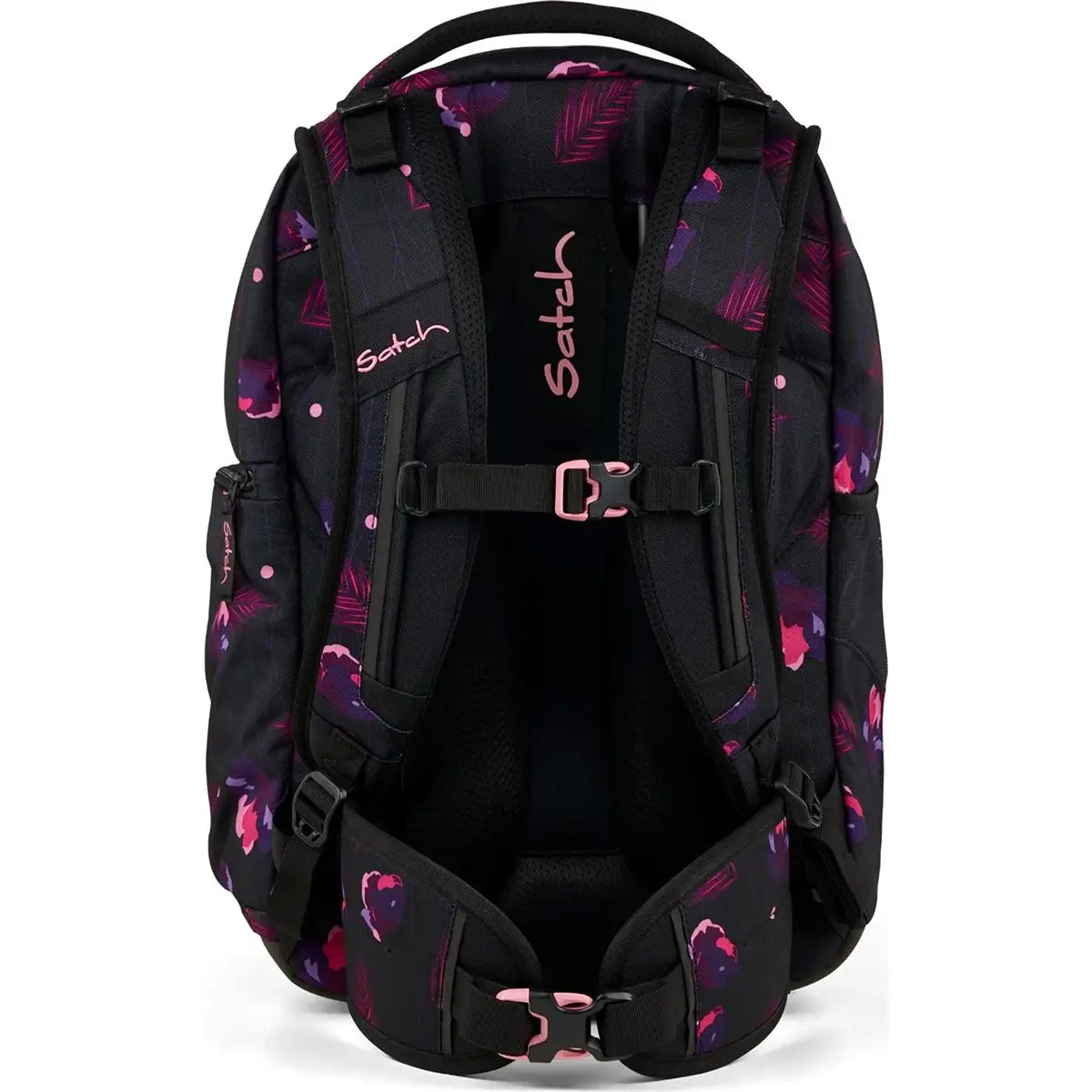 Der Satch Match Schulrucksack "Mystic Nights" von Satch ist schwarz mit lila und pinken Blumenmuster, hat ergonomisch gepolsterte Träger und Schnallen, ist erweiterbar und von hinten zu sehen.