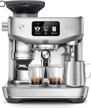 Die Sage Oracle Jet SES985BSS Siebträger-Espressomaschine von Sage brüht zwei Tassen Kaffee gleichzeitig, verfügt über ein digitales Display und eine automatische Milchaufschäumfunktion und serviert den Kaffee in zwei durchsichtigen Gläsern und einer Metallkanne.