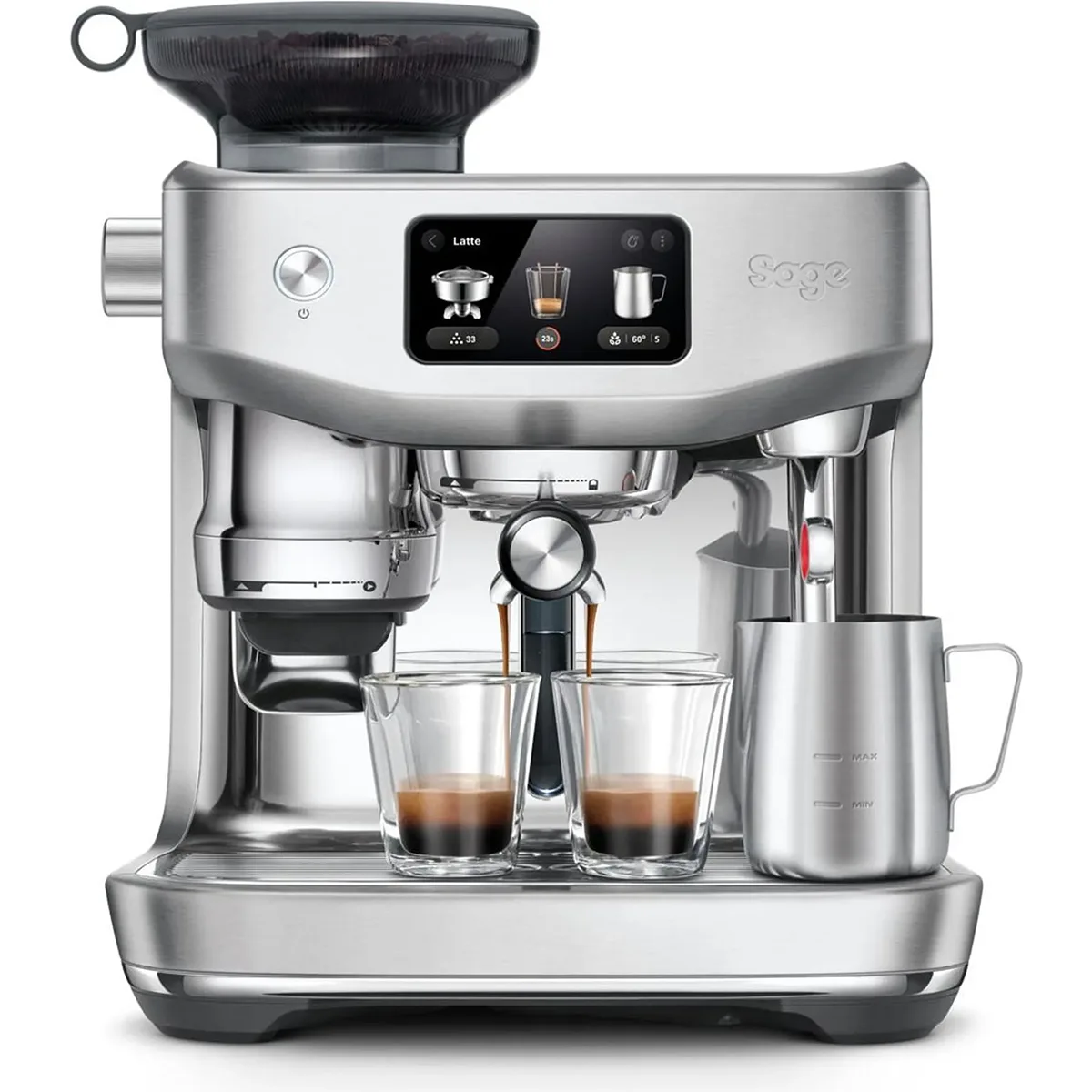 Die Sage Oracle Jet SES985BSS Siebträger-Espressomaschine von Sage brüht zwei Tassen Kaffee gleichzeitig, verfügt über ein digitales Display und eine automatische Milchaufschäumfunktion und serviert den Kaffee in zwei durchsichtigen Gläsern und einer Metallkanne.