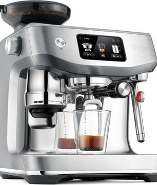 Die Sage Oracle Jet SES985BSS Siebträger-Espressomaschine in elegantem Silber verfügt über ein digitales Display, eine integrierte Mühle und eine automatische Milchaufschäumfunktion. Das Bild zeigt, wie zwei Espressi in Glastassen zubereitet werden.