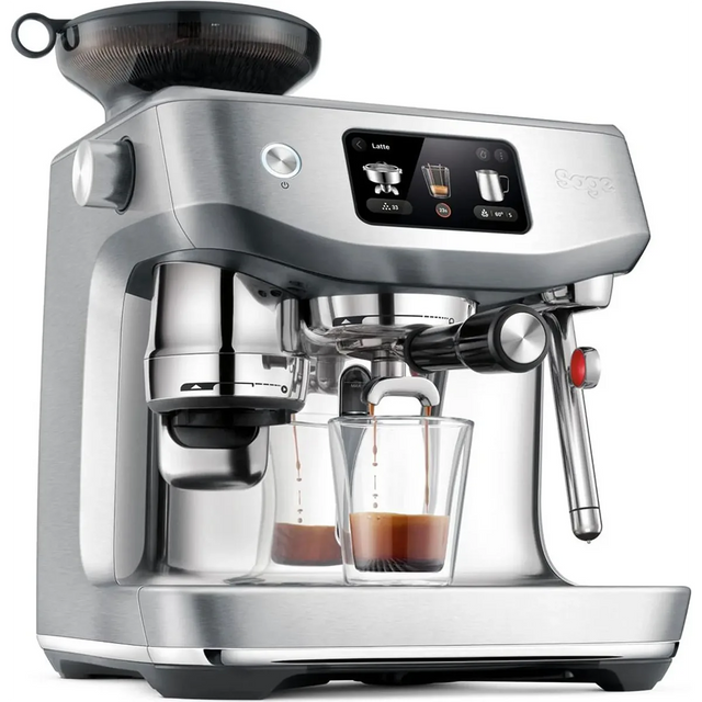 Die Sage Oracle Jet SES985BSS Siebträger-Espressomaschine in elegantem Silber verfügt über ein digitales Display, eine integrierte Mühle und eine automatische Milchaufschäumfunktion. Das Bild zeigt, wie zwei Espressi in Glastassen zubereitet werden.