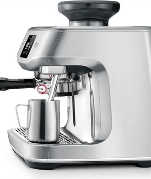 Die Sage Oracle Jet SES985BSS Siebträger-Espressomaschine von Sage besticht durch ihr elegantes Edelstahl-Design und eine Dampfdüse zum einfachen Aufschäumen von Milch – ideal für mühelose Kaffeegenussmomente.