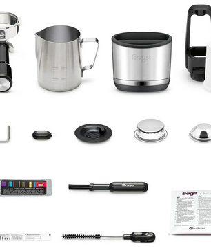 Verschiedenes Zubehör für die Sage Oracle Jet SES985BSS Siebträger-Espressomaschine von Sage, darunter ein Milchkännchen für die automatische Milchaufschäumung, ein Klopfbehälter, Bürsten und Reinigungsutensilien, dargestellt vor einem weißen Hintergrund.