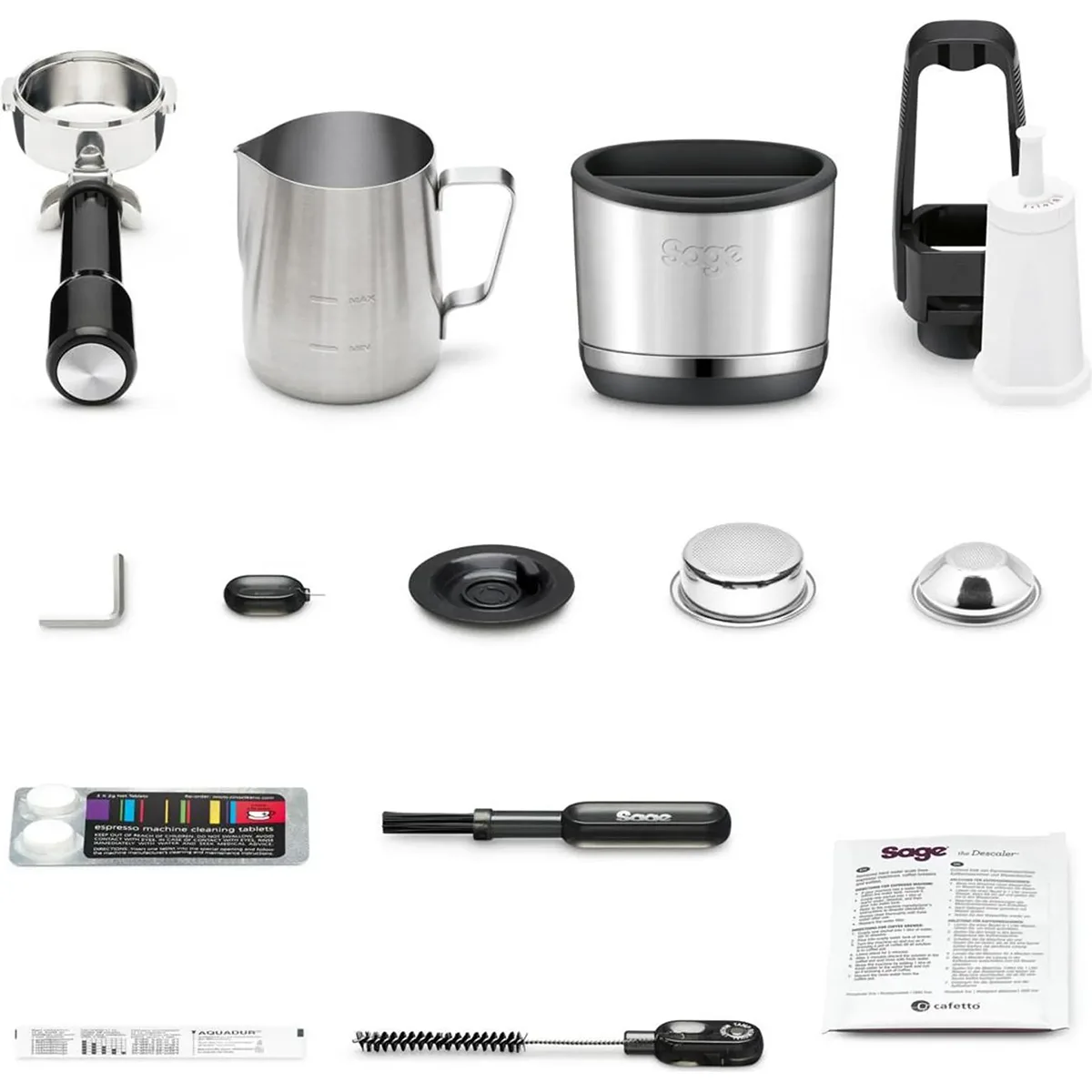 Verschiedenes Zubehör für die Sage Oracle Jet SES985BSS Siebträger-Espressomaschine von Sage, darunter ein Milchkännchen für die automatische Milchaufschäumung, ein Klopfbehälter, Bürsten und Reinigungsutensilien, dargestellt vor einem weißen Hintergrund.