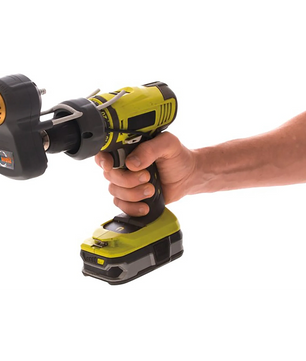 Eine Hand hält einen schwarzen Kerbl Titanium 18235 Kuhschwanztrimmer, der an einem Akkubohrer befestigt ist und für eine effektive Tierhygiene konzipiert wurde.