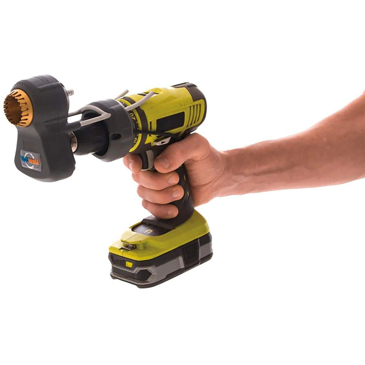 Eine Hand hält einen schwarzen Kerbl Titanium 18235 Kuhschwanztrimmer, der an einem Akkubohrer befestigt ist und für eine effektive Tierhygiene konzipiert wurde.