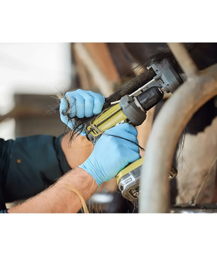 Eine Person mit blauen Handschuhen benutzt einen Kerbl Titanium 18235 Kuhschwanztrimmer (schwarz) von Kerbl zum Trimmen eines Pferdehufs.