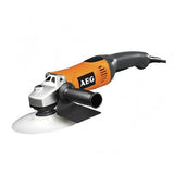 Der AEG 1200 W Schleifer SE 12-180, hier mit orange-schwarzem Griff, verfügt über eine 180 mm große Scheibe für effizientes Mahlen. Marke: AEG.