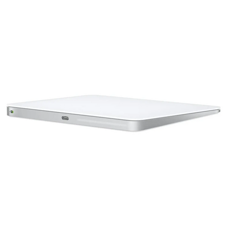 Ein weißes, schlankes Apple Magic Trackpad mit einer intuitiven Multi-Touch-Oberfläche und einem USB-C-Anschluss an der Seite, aus einem Winkel betrachtet.