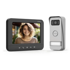 Die Avidsen Prima Video-Türsprechanlage von Avidsen verfügt über ein 7-Zoll-Touch-Display, auf dem eine lächelnde Frau zu sehen ist, sowie eine moderne schwarz-silberne Aluminium-Außeneinheit mit Klingelknopf für eine stilvolle Haussicherheit.