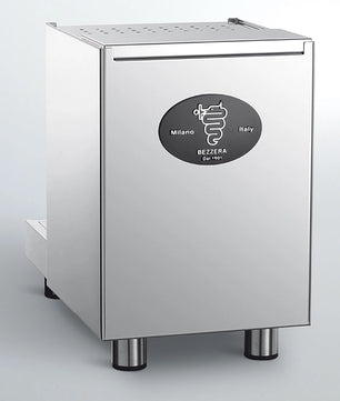 Die Bezzera BZ10 PM Siebträger Espressomaschine Zweikreiser aus Edelstahl von Bezzera mit Milano Italy Logo auf hellem Hintergrund.