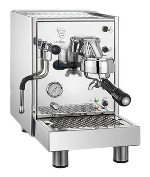 Die Bezzera BZ09 PM Siebträger Espressomaschine Einkreiser aus Edelstahl von Bezzera bietet eine Dampflanze, ein Manometer und praktische Bedienelemente an der Front.