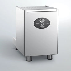 Die Bezzera BZ09 PM Siebträger Espressomaschine Einkreiser - Edelstahl hat ein Design aus Edelstahl, das Bezzera-Logo auf der Vorderseite und steht auf vier Beinen - eine stilvolle Ergänzung für Ihre Küche.