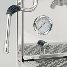 Nahaufnahme der Bezzera BZ09 PM Siebträger Espressomaschine Einkreiser - Edelstahl, eine Espressomaschine aus Edelstahl mit sichtbarem Manometer und Dampfrohr.