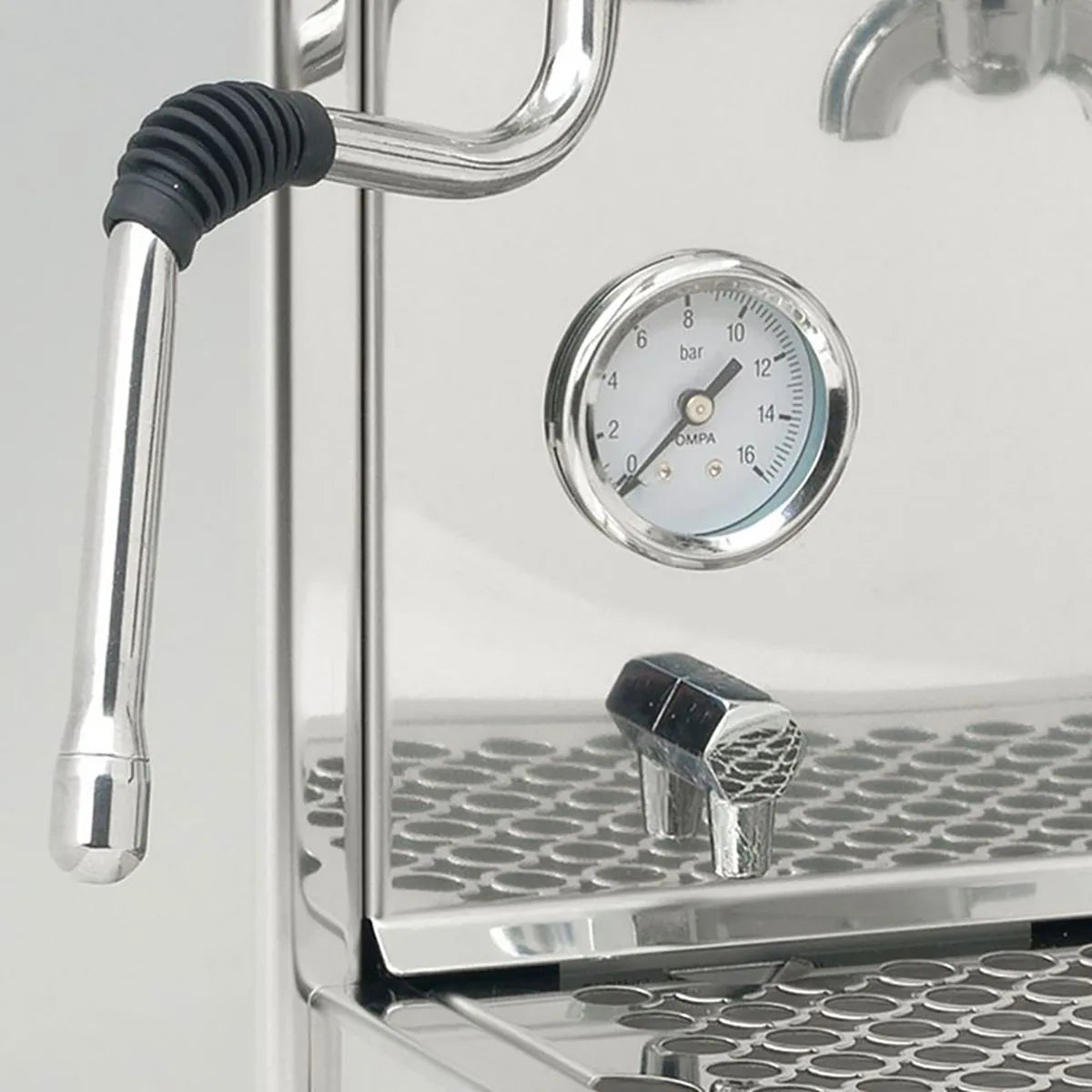 Nahaufnahme der Bezzera BZ09 PM Siebträger Espressomaschine Einkreiser - Edelstahl, eine Espressomaschine aus Edelstahl mit sichtbarem Manometer und Dampfrohr.