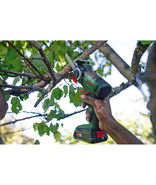 Eine Person schneidet im Freien Äste mit der Bosch UniversalCut 18V-65 Akku-Säge mit NanoBlade-Technologie von Bosch.