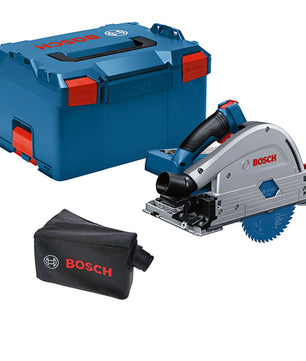 Das Bosch GKT 18V-52 GC Professional BITURBO Akku-Tauchsägen-Set enthält einen blauen Koffer, einen schwarzen Bosch-Staubbeutel und eine silber-blaue Säge mit dem ProCORE18V-Logo auf weißem Hintergrund.