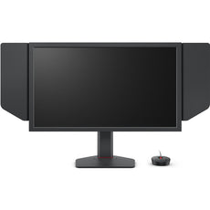 Der BenQ ZOWIE XL2586X eSports-Monitor mit seitlicher Lichtabschirmung ist auf seinem Ständer montiert und wird neben einem kleinen runden kabelgebundenen Controller vor einem weißen Hintergrund gezeigt.