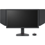 Der BenQ ZOWIE XL2586X eSports-Monitor mit seitlicher Lichtabschirmung ist auf seinem Ständer montiert und wird neben einem kleinen runden kabelgebundenen Controller vor einem weißen Hintergrund gezeigt.