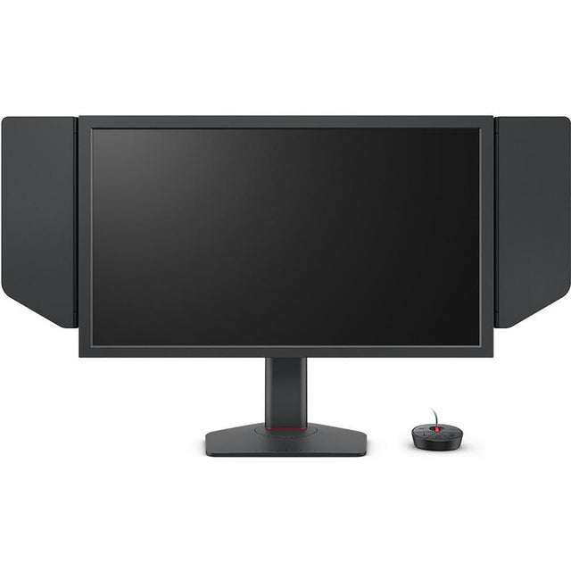 Der BenQ ZOWIE XL2586X eSports-Monitor mit seitlicher Lichtabschirmung ist auf seinem Ständer montiert und wird neben einem kleinen runden kabelgebundenen Controller vor einem weißen Hintergrund gezeigt.