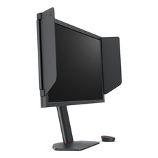 Der BenQ ZOWIE XL2586X eSports-Monitor mit seitlichem Sichtschutz steht auf einem Ständer, der nach links geneigt ist und dessen 540-Hz-Bildschirm ausgeschaltet ist. Neben dem Sockel befindet sich ein kleines rundes Gerät. Marke: BenQ.