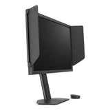 Der BenQ ZOWIE XL2586X eSports-Monitor mit seitlichem Sichtschutz steht auf einem Ständer, der nach links geneigt ist und dessen 540-Hz-Bildschirm ausgeschaltet ist. Neben dem Sockel befindet sich ein kleines rundes Gerät. Marke: BenQ.