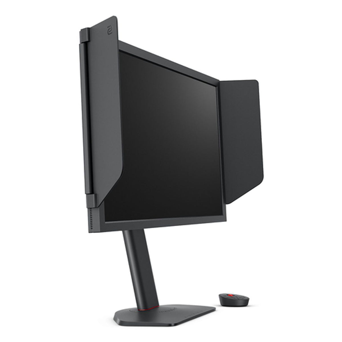 Der BenQ ZOWIE XL2586X eSports-Monitor mit seitlichem Sichtschutz steht auf einem Ständer, der nach links geneigt ist und dessen 540-Hz-Bildschirm ausgeschaltet ist. Neben dem Sockel befindet sich ein kleines rundes Gerät. Marke: BenQ.