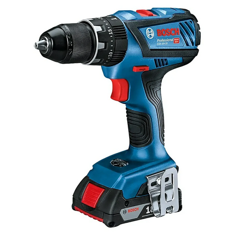 Ein blau-schwarzer Bosch Professional AmpShare GSB 18V-28 Akku-Bohrschrauber mit rotem Auslöser, Metall-Gürtelclip und verstellbarem Bohrfutter ist in einem Dreiviertelwinkel auf weißem Hintergrund abgebildet.