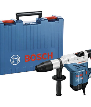 Ein blauer Bosch GBH 5-40 DCE Professional Bohrhammer mit SDS-max mit Vibration Control und schwarzem Griff wird neben seinem blauen Koffer gezeigt, der das Bosch-Logo und den Namen in Weiß und Rot trägt.